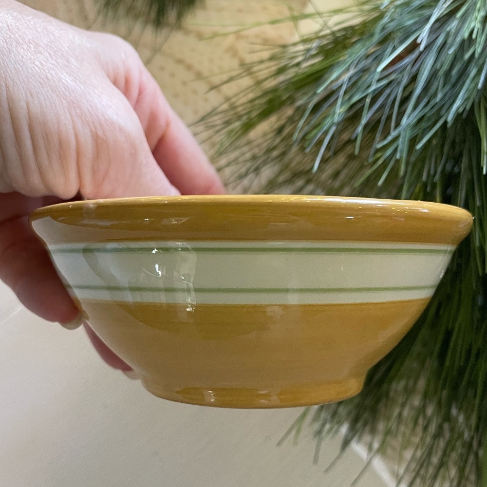 SMALL COUNTRY/PRIMITIVE YELLOW  BOWL